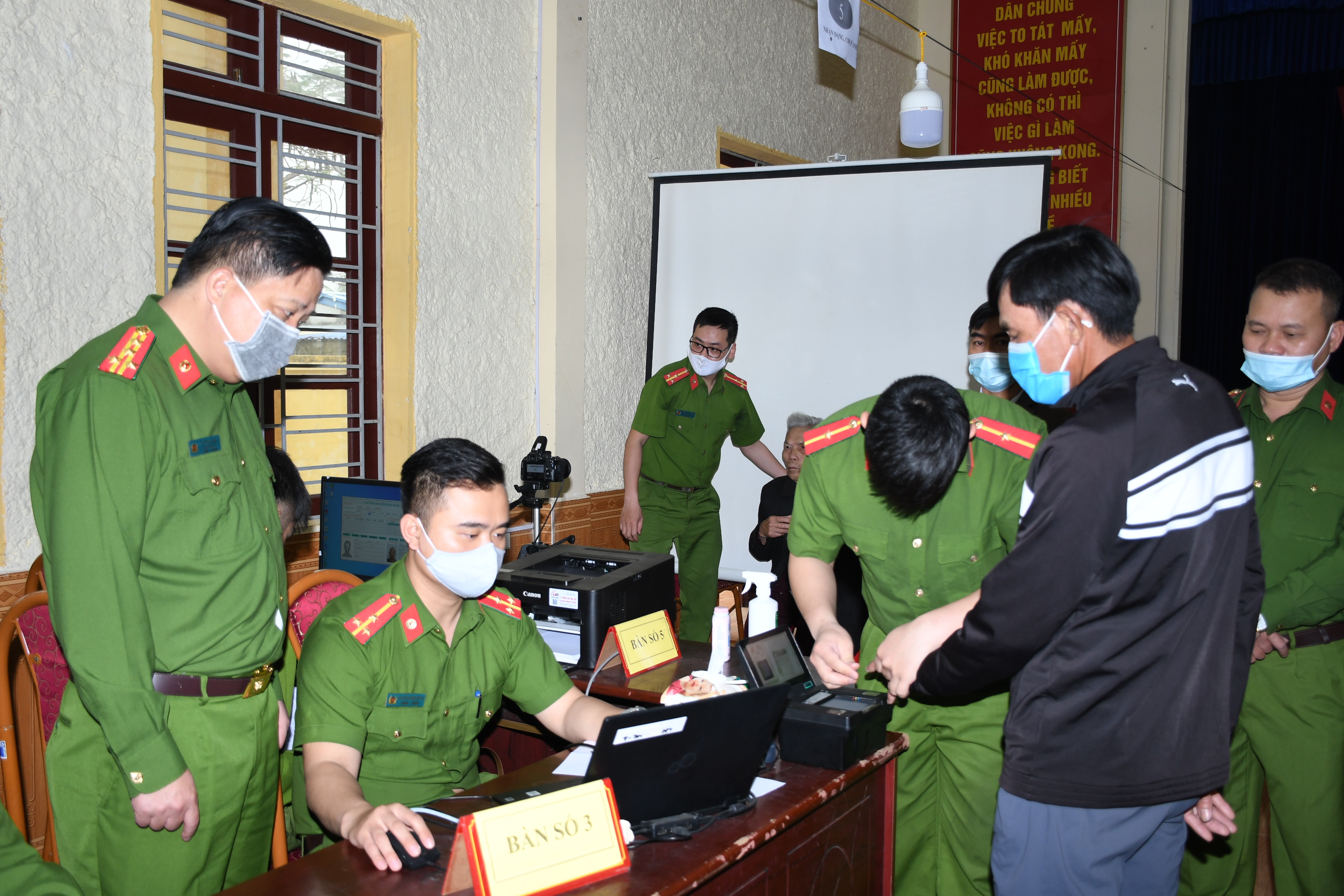 Người dân xã Vân Phong gửi thư cảm ơn Công an huyện Cát Hải về công tác cấp CCCD